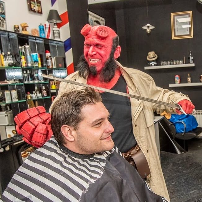 Brijač stilizira klijenta u Karlovom dućanu