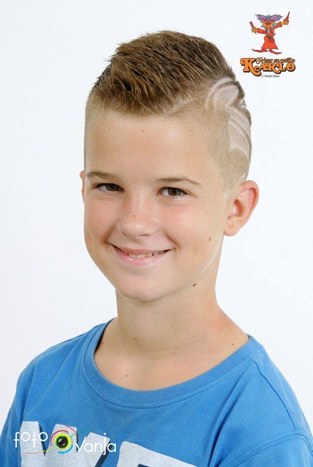 Nasmijani mladi klijent nakon šišanja