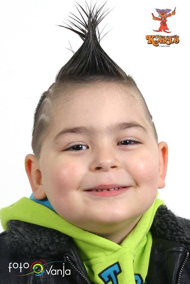 Mladi klijent s igrivim mohawkom i obrijanim bočnim dizajnom